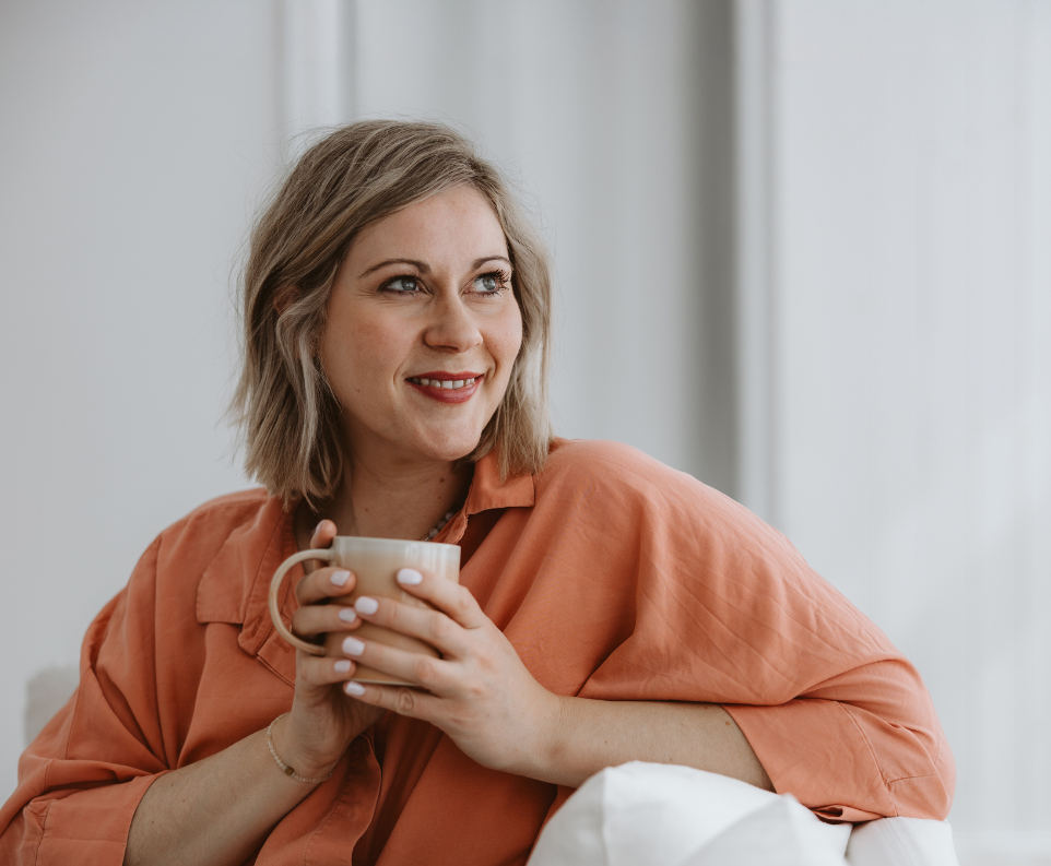Bild von erfüllter Frau mit Kaffeetasse in der Hand