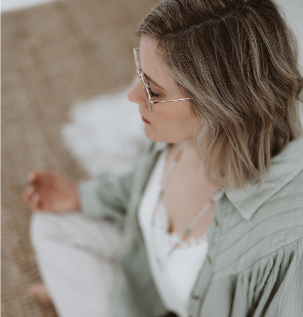 Entspannte Frau, die meditiert