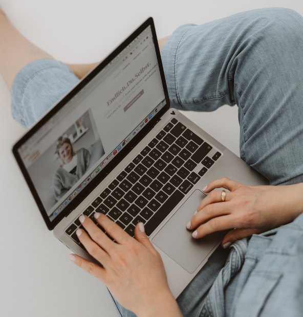 Laptop auf den Beinen