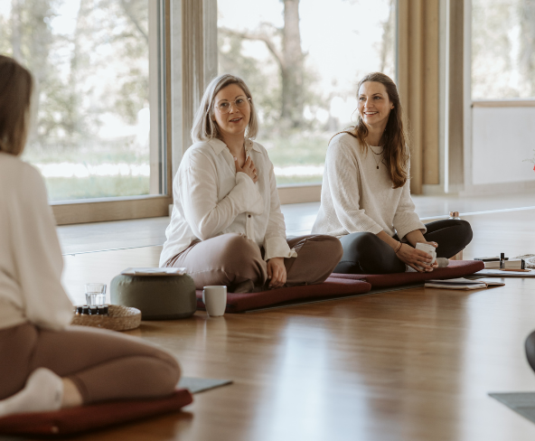 Retreat Leiterinnen auf der Yoga Matte