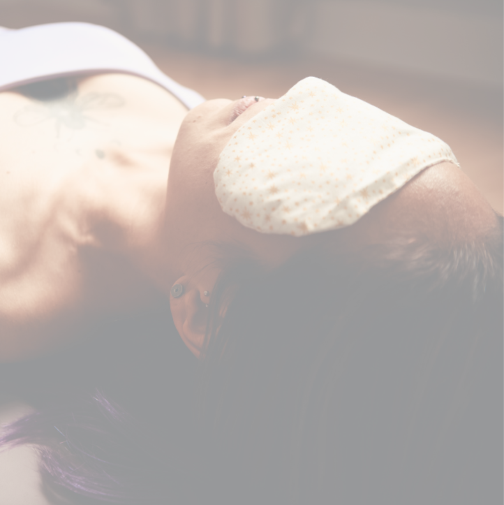 Yogastunde glückliche Yogalehrerin